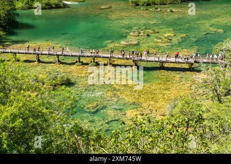 Touristes sur le pont piétonnier sur la rivière Krka dans le parc national de Krka, Croatie, Europe Banque D'Images