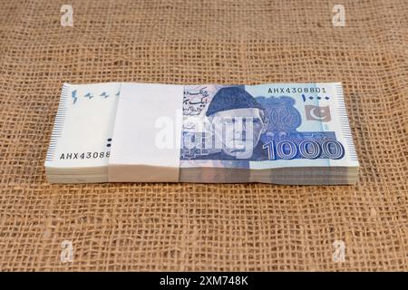 Pakistan un paquet de mille roupies sur un fond de toile de jute avec espace de copie Banque D'Images