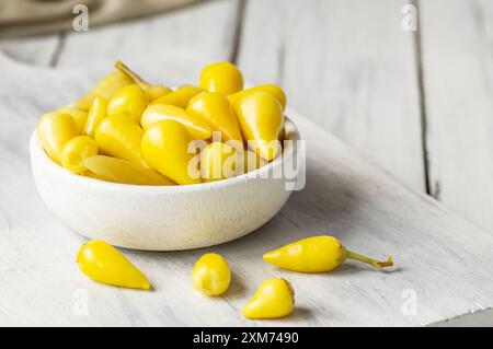 Cornichon au piment fort choutbby jaune frais dans un bol, poivrons marinés ou en conserve Banque D'Images