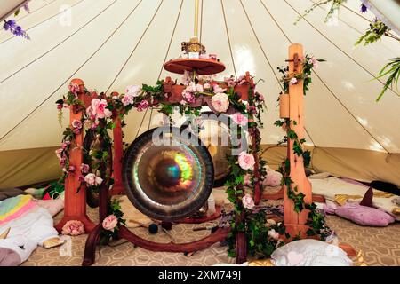 Gong Bath pendant Womad - World of Music, Arts and Dance 2024 le vendredi 26 juillet 2024 à Charlton Park, Malmesbury. . Photo de Julie Edwards. Banque D'Images