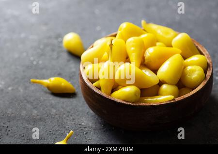 Cornichon au piment fort choutbby jaune frais dans un bol, poivrons marinés ou en conserve Banque D'Images