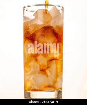 verser le cola sur la vodka et la glace dans un grand verre Banque D'Images