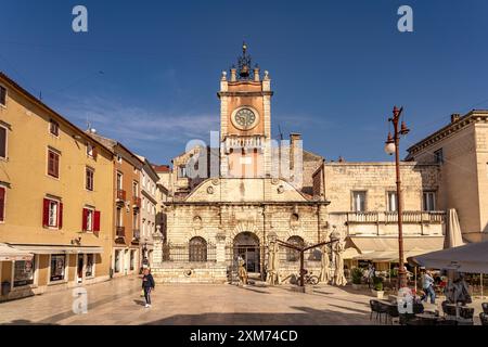 Ville sentinelle et tour de l'horloge sur la place des peuples à Zadar, Croatie, Europe Banque D'Images