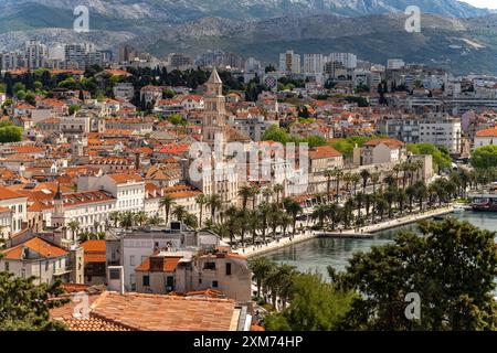 Vue sur la ville de Split avec Riva Promenade, Cathédrale de équipé Domnius et Dioclétien&#39;s Palace à Split, Croatie, Europe Banque D'Images