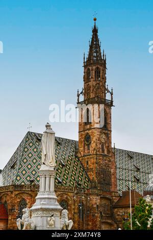 Cathédrale de l'Assomption de Marie à Bolzano, clocher et toit avec motif de diamant, sculpture en marbre de Walther von der Vogelweide. Bolzano, Sou Banque D'Images