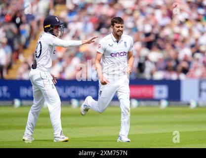 Mark Wood (à droite) célèbre aux côtés d'Ollie Pope après avoir congédié Kirk McKenzie des Antilles lors de la première journée du troisième Rothesay test match à Edgbaston, Birmingham. Date de la photo : vendredi 26 juillet 2024. Banque D'Images