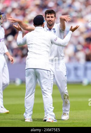 Mark Wood (à droite) célèbre Ben Duckett après avoir congédié Kirk McKenzie des Antilles lors de la première journée du troisième Rothesay test match à Edgbaston, Birmingham. Date de la photo : vendredi 26 juillet 2024. Banque D'Images