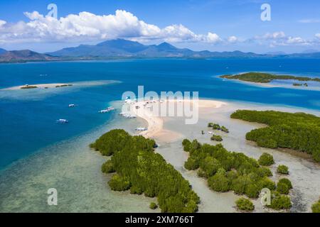 Photographies aériennes de mangroves, de bancs de sable et de bateaux d'excursion en canoë Bangka Outrigger sur l'île de Luli, Honda Bay, près de Puerto Princesa, Palawan, Philippines Banque D'Images