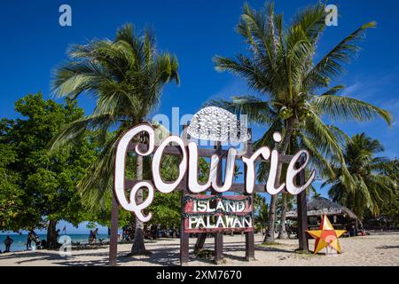 Panneau pour Cowrie Island et les cocotiers, Honda Bay, près de Puerto Princesa, Palawan, Philippines Banque D'Images