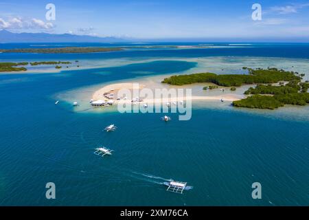 Photographies aériennes de bateaux d'excursion en canot à barres de sable et à bangka sur l'île de Luli, Honda Bay, près de Puerto Princesa, Palawan, Philippines Banque D'Images