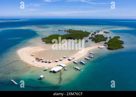 Photographies aériennes de bateaux d'excursion en canot à barres de sable et à bangka sur l'île de Luli, Honda Bay, près de Puerto Princesa, Palawan, Philippines Banque D'Images