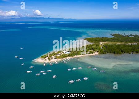 Photographies aériennes de bateaux d'excursion en canot Bangka Outrigger sur l'île Cowrie, Honda Bay, près de Puerto Princesa, Palawan, Philippines Banque D'Images