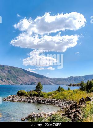 Le lac Nemrut Crater est un lac naturel, au sommet du mont Nemrut, un stratovolcan inactif. Le lac a une couleur turquoise, qui est causée par le mi Banque D'Images