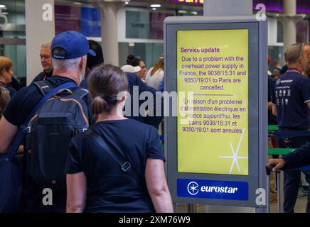 Londres, Royaume-Uni 26 juillet 2024 perturbation des trains Eurostar au départ de St Pancras, Londres. Cela arrive le jour de la cérémonie d’ouverture olympique. Les passagers Eurostar voyageant de Londres à Paris vendredi ont été invités à reporter les voyages si possible, car l'opérateur ferroviaire a annulé un train sur quatre au cours du week-end après que des incendies criminels ont provoqué une perturbation généralisée du réseau ferroviaire à grande vitesse français quelques heures avant le début des Jeux olympiques. En raison d'actes coordonnés de vandalisme en France, affectant la ligne à grande vitesse entre Paris et Lille, tous les trains à grande vitesse à destination et en provenance de Paris sont en cours de div Banque D'Images