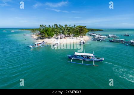 Photographies aériennes de bateaux d'excursion en canot Bangka Outrigger sur l'île Cowrie, Honda Bay, près de Puerto Princesa, Palawan, Philippines Banque D'Images