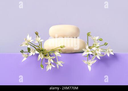 Vitrine de scène de concept pour le nouveau produit, bannière, vente de promotion, cosmétique, présentation. Podium en tranches de bois et fleurs blanches d'Ornithogalum sur purp Banque D'Images