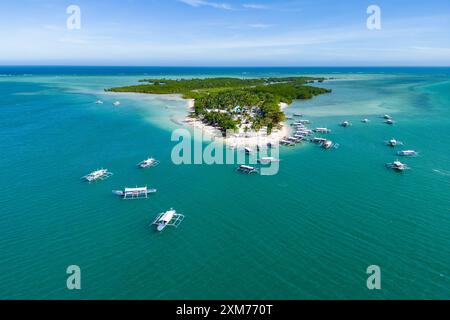 Photographies aériennes de bateaux d'excursion en canot Bangka Outrigger sur l'île Cowrie, Honda Bay, près de Puerto Princesa, Palawan, Philippines Banque D'Images