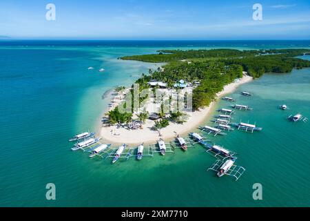 Photographies aériennes de bateaux d'excursion en canot Bangka Outrigger sur l'île Cowrie, Honda Bay, près de Puerto Princesa, Palawan, Philippines Banque D'Images