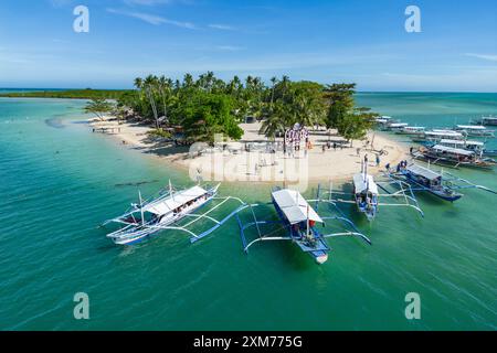 Photographies aériennes de bateaux d'excursion en canot Bangka Outrigger sur l'île Cowrie, Honda Bay, près de Puerto Princesa, Palawan, Philippines Banque D'Images