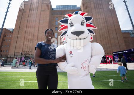 Christine Ohuruogu pose avec Pride the Lion alors qu'elle ouvre la zone officielle des fans de Team GB à Power Station Park, Battersea Power Station à Londres. Date de la photo : vendredi 26 juillet 2024. Banque D'Images