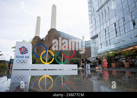 Anneaux olympiques dans la zone officielle des fans de Team GB à Power Station Park, Battersea Power Station à Londres. Date de la photo : vendredi 26 juillet 2024. Banque D'Images