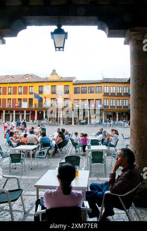 Terrasses sur la place principale. Tordesillas, province de Valladolid, Castilla Leon, Espagne. Banque D'Images