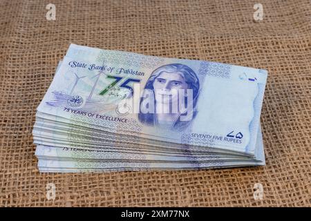 Pakistan nouvelles notes commémoratives bleues de soixante-quinze roupies avec un portrait de Mohtarma Fatima Jinnah Banque D'Images