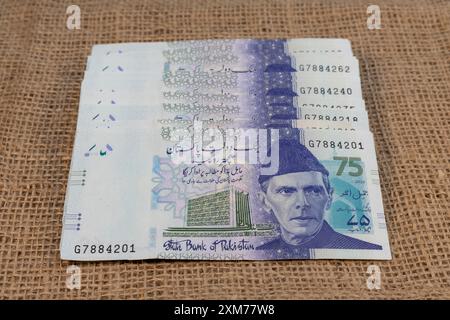 Pakistan nouvelles notes commémoratives bleues soixante-quinze roupies Banque D'Images