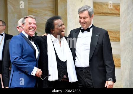 Patrick Lindner, Roberto Blanco und Markus Söder BEI der Eröffnung der 112. Richard-Wagner-Festspiele 2024 mit der Neuinszenierung von Tristan und Isolde im Bayreuther Festspielhaus. Bayreuth, 25.07.2024 *** Patrick Lindner, Roberto Blanco et Markus Söder lors de l'ouverture du Richard Wagner Festival 112 2024 avec la nouvelle production de Tristan et Isolde au Bayreuth Festspielhaus Bayreuth, 25 07 2024 Foto:Xn.xKubelkax/xFuturexImagex wagner festspiele 4182 Banque D'Images