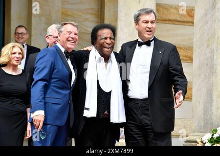Patrick Lindner, Roberto Blanco und Markus Söder BEI der Eröffnung der 112. Richard-Wagner-Festspiele 2024 mit der Neuinszenierung von Tristan und Isolde im Bayreuther Festspielhaus. Bayreuth, 25.07.2024 *** Patrick Lindner, Roberto Blanco et Markus Söder lors de l'ouverture du Richard Wagner Festival 112 2024 avec la nouvelle production de Tristan et Isolde au Bayreuth Festspielhaus Bayreuth, 25 07 2024 Foto:Xn.xKubelkax/xFuturexImagex wagner festspiele 4181 Banque D'Images