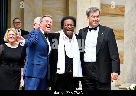 Patrick Lindner, Roberto Blanco und Markus Söder BEI der Eröffnung der 112. Richard-Wagner-Festspiele 2024 mit der Neuinszenierung von Tristan und Isolde im Bayreuther Festspielhaus. Bayreuth, 25.07.2024 *** Patrick Lindner, Roberto Blanco et Markus Söder lors de l'ouverture du Richard Wagner Festival 112 2024 avec la nouvelle production de Tristan et Isolde au Bayreuth Festspielhaus Bayreuth, 25 07 2024 Foto:Xn.xKubelkax/xFuturexImagex wagner festspiele 4179 Banque D'Images