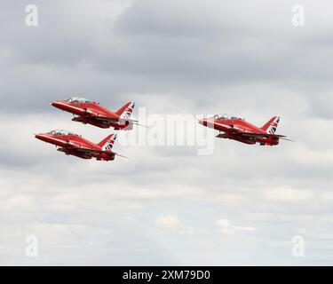 Trois membres de l'équipe de voltige Red Arrows de la RAF volant au Royal International Air Tattoo de 2024 Banque D'Images