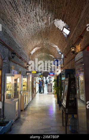 IZMIR, TURKIYE - 04 JUILLET 2023 : les gens magasinent dans le vieux bazar de Kizlaragasi où a été construit en 1744 et l'un des plus populaires bazar traditionnel d'Iz Banque D'Images