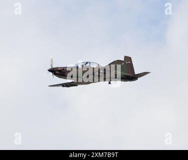 Un Pilatus PC-9 slovène volant au Royal International Air Tattoo de 2024 Banque D'Images