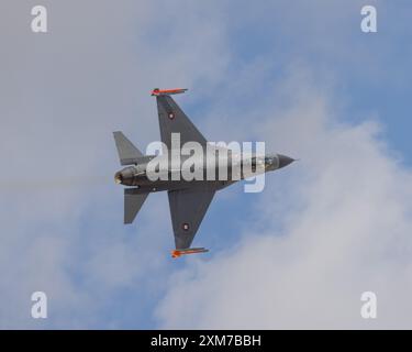 Un Lockheed Martin F-16 de l'armée de l'air danoise combattant Falcon armé de missiles, exposant au Royal International Air Tattoo de 2024 Banque D'Images