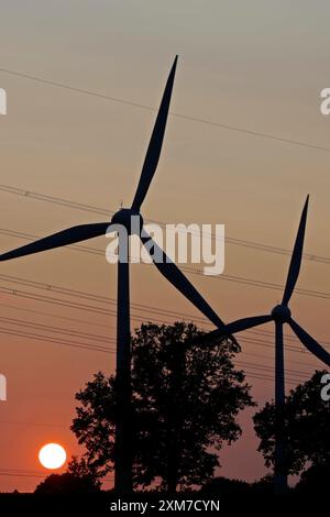 Coucher de soleil, centrales éoliennes, Melbeck, communauté commune d'Ilmenau, basse-Saxe, Allemagne Banque D'Images