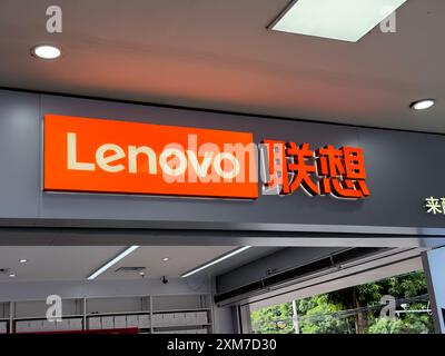 Nanning, Chine - 28 octobre 2023 : logo Lenovo Store. Lenovo est une multinationale chinoise de technologie. Banque D'Images