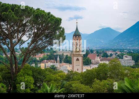 Merano, Tyrol du Sud, Italie - vue depuis le Tappeinerweg vers le centre historique de la vieille ville avec la tour de l'église de tous Nicholas. Banque D'Images