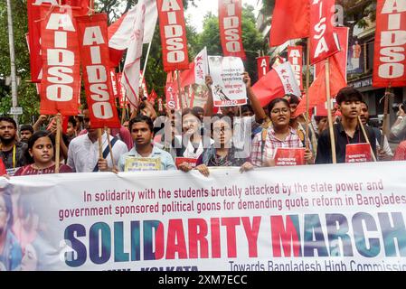 Kolkata, Inde. 25 juillet 2024. Les organisations étudiantes de gauche marchent ensemble vers le Haut-commissariat du Bangladesh pour protester contre le génocide aveugle. (Photo de Sandip Saha/Pacific Press) crédit : Pacific Press Media production Corp./Alamy Live News Banque D'Images