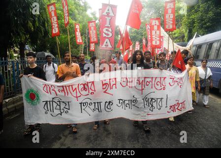 Kolkata, Inde. 25 juillet 2024. Les organisations étudiantes de gauche marchent ensemble vers le Haut-commissariat du Bangladesh pour protester contre le génocide aveugle. (Photo de Sandip Saha/Pacific Press) crédit : Pacific Press Media production Corp./Alamy Live News Banque D'Images