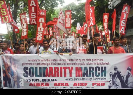 Kolkata, Inde. 25 juillet 2024. Les organisations étudiantes de gauche marchent ensemble vers le Haut-commissariat du Bangladesh pour protester contre le génocide aveugle. (Photo de Sandip Saha/Pacific Press) crédit : Pacific Press Media production Corp./Alamy Live News Banque D'Images