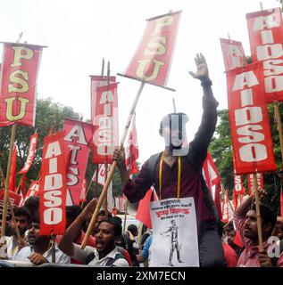 Kolkata, Inde. 25 juillet 2024. Les organisations étudiantes de gauche marchent ensemble vers le Haut-commissariat du Bangladesh pour protester contre le génocide aveugle. (Photo de Sandip Saha/Pacific Press) crédit : Pacific Press Media production Corp./Alamy Live News Banque D'Images