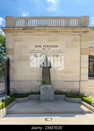 Statue de Dom Pérignon au siège de Moët Chandon à Epernay, France Banque D'Images