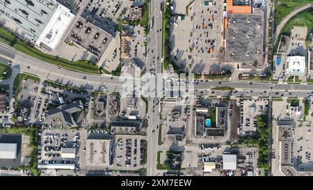 Une vue aérienne d'une intersection urbaine animée avec des bâtiments commerciaux et des parkings par une journée ensoleillée dans la ville de Cambridge à Waterloo, Ontario, Canada Banque D'Images