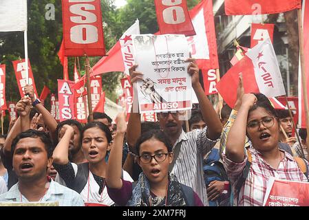 Kolkata, Bengale occidental, Inde. 25 juillet 2024. Les organisations étudiantes de gauche marchent ensemble vers le Haut-commissariat du Bangladesh pour protester contre le génocide aveugle. (Crédit image : © Sandip Saha/Pacific Press via ZUMA Press Wire/Alamy Live News) USAGE ÉDITORIAL SEULEMENT! Non destiné à UN USAGE commercial ! Banque D'Images