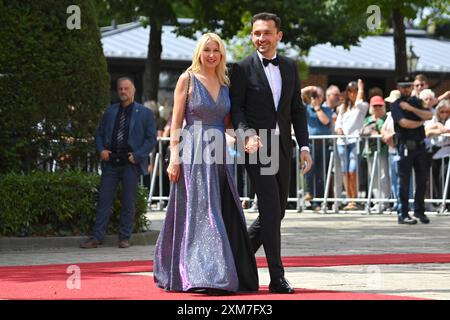 Silke Launert MDB mit Aleksandar Trifunovic. Eroeffnung der Bayreuther Richard Wagner Festspiele 2024 Roter Teppich AM 25.07.2024.. Gruener Huegel, *** Silke Launert MDB avec Aleksandar Trifunovic ouverture du Bayreuth Richard Wagner Festival 2024 tapis rouge le 25 07 2024 Gruener Huegel, Banque D'Images