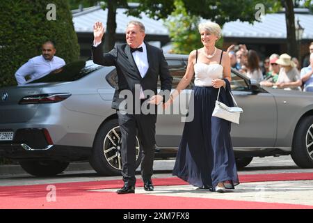 Henry Schramm Bezirkstagspraesident von Oberfranken mit Ehefrau Andrea Schramm. Eroeffnung der Bayreuther Richard Wagner Festspiele 2024 Roter Teppich AM 25.07.2024.. Gruener Huegel, *** Henry Schramm Président du district de haute-Franconie avec son épouse Andrea Schramm ouverture du Bayreuth Richard Wagner Festival 2024 tapis rouge le 25 07 2024 Gruener Huegel, Banque D'Images