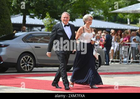 Henry Schramm Bezirkstagspraesident von Oberfranken mit Ehefrau Andrea Schramm. Eroeffnung der Bayreuther Richard Wagner Festspiele 2024 Roter Teppich AM 25.07.2024.. Gruener Huegel, *** Henry Schramm Président du district de haute-Franconie avec son épouse Andrea Schramm ouverture du Bayreuth Richard Wagner Festival 2024 tapis rouge le 25 07 2024 Gruener Huegel, Banque D'Images