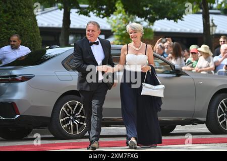 Henry Schramm Bezirkstagspraesident von Oberfranken mit Ehefrau Andrea Schramm. Eroeffnung der Bayreuther Richard Wagner Festspiele 2024 Roter Teppich AM 25.07.2024.. Gruener Huegel, *** Henry Schramm Président du district de haute-Franconie avec son épouse Andrea Schramm ouverture du Bayreuth Richard Wagner Festival 2024 tapis rouge le 25 07 2024 Gruener Huegel, Banque D'Images