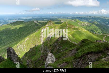 Vue panoramique sur les montagnes volcaniques, vue du Puy de Sancy, plus haute montagne du massif Central, département du Puy-de-Dôme, France. Banque D'Images